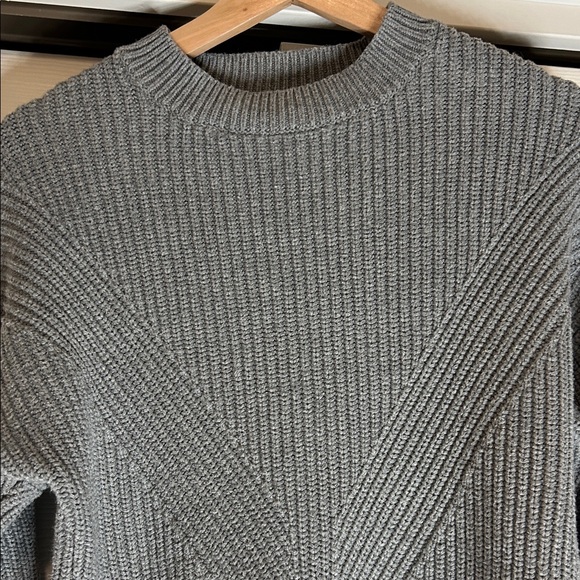 Abercrombie & Fitch Wedge Crew Gray Sweater Size Small - Picture 2 of 9